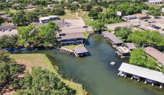 Lakeside Retreat~Updated~Dock Access~Peaceful Views