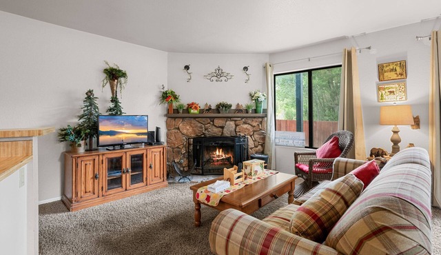 Lakeside Retreat Condo - Walk to Lake, Fireplace, Deck, Swimming Pool