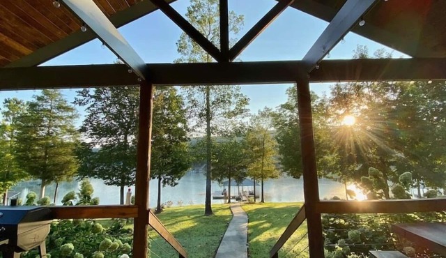Lakeside Retreat: Dock,Kayaks, Fireplace & Fishing