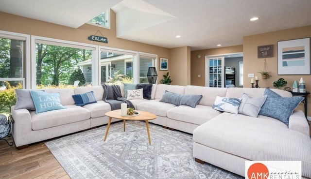 Lakeside Retreat - Waterfront, Quiet Neighborhood