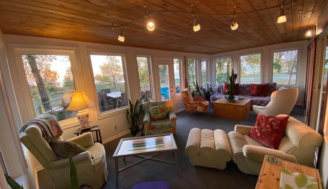 Lakeside Retreat w/panoramic lake views, summer swim spa & Yoga/Art studio