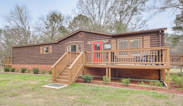 Lakeside Retreat w/Yard: Quiet Mississippi Cabin