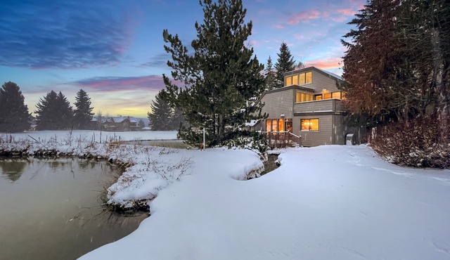 Lakeside Retreat w/Views Private Hot Tub BBQ Decks Walk to Free Transit