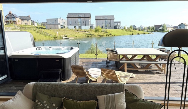 Lakeside retreat with hot tub, games room and on-site spa and pool