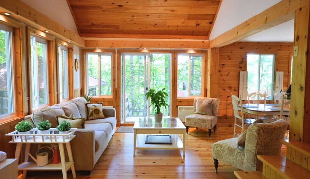 Lakeside Retreat with Hot Tub and Bunkie. Sleeps 10