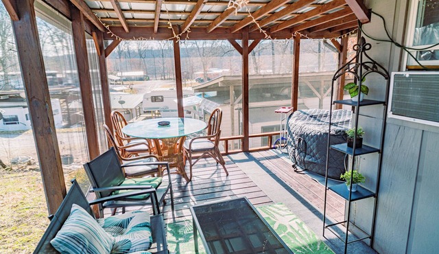 Lakeside Retreat with Private Hot Soaker Tub perfect for Couples!