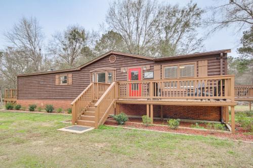 Lakeside Retreat with Yard Quiet Mississippi Cabin