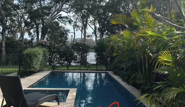 LAKESIDE RETREATnlevel 1 minute walk to beach nown pool