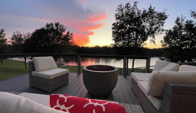 Lakeside Runway Retreat, waterfront kayaks, luxury in the country