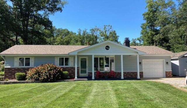 Lakeside Sarandipity: Sleeps 8 with outdoor spaces!