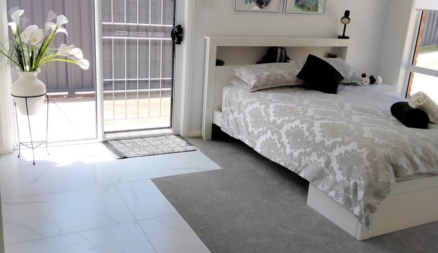 Lakeside self-contained room with private entry - 1 min from Wangi jetty