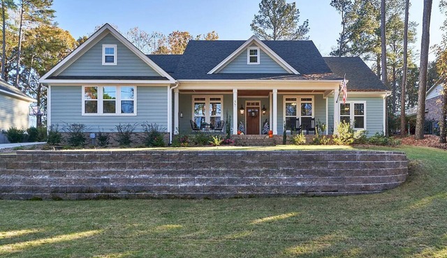 Lakeside Serenity: Pines & Tranquility. nYour home for the 2024 US Open