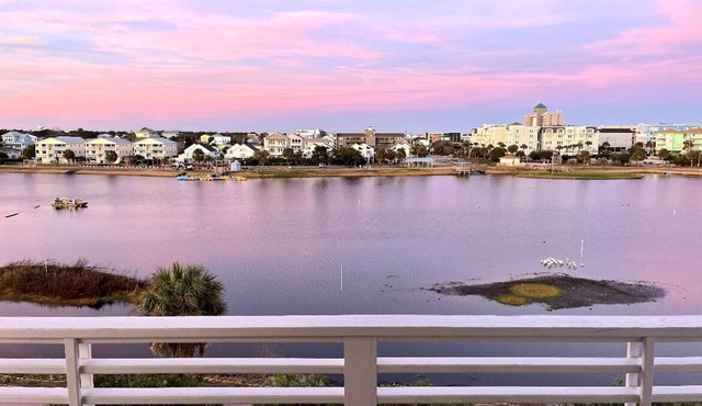 LAKESIDE SERENITY- panoramic views on a private road, sleeps 14