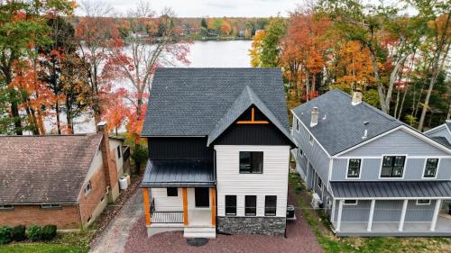 Lakeside Serenity by AvantStay Lakefront Newly Built Deck w Views