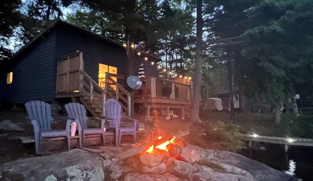 Lakeside Serenity: Cozy Retreat on Ahmic Lake