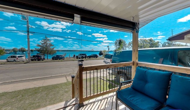 Lakeside Serenity: Charming 3-Bedroom Retreat