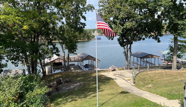 Lakeside Serenity Retreat
