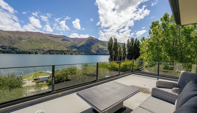 Lakeside Serenity - Wanaka Holiday Home