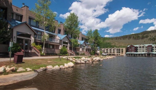 Lakeside, Ski Condo with Amazing Views, Quiet, Family-Friendly