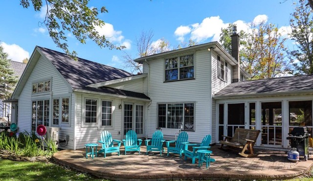 Lakeside Solace: Luxury Family Retreat!