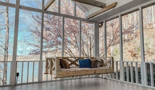 Lakeside Spacious 5 Bedroom House!