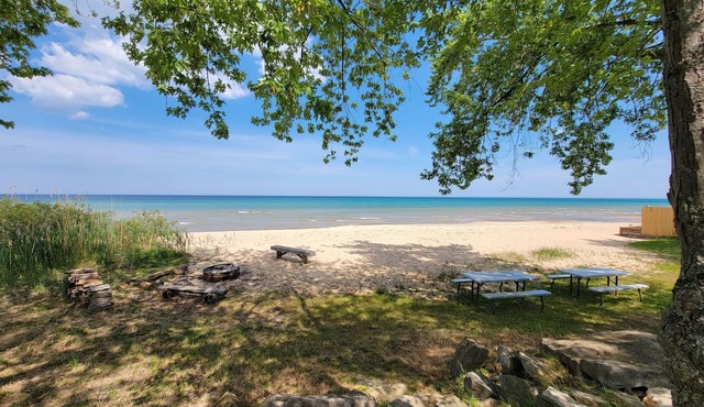 Lakeside Splash - Cozy Cottage on beautiful Lake Huron in Oscoda, MI