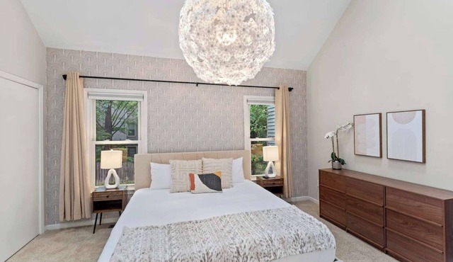 Lakeside Stay: Metro, INOVA, Dining &Shops Nearby