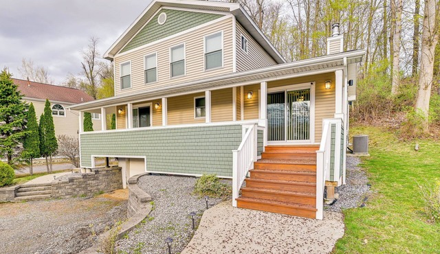 Lakeside Stay w/Views, Near Saratoga Race Course!