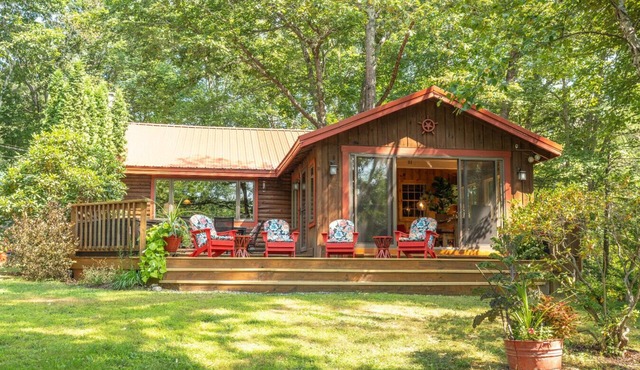 Lakeside Story - Log Cabin, Fire Pit, Beach!