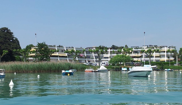 Lakeside studio at the foot of the mountains