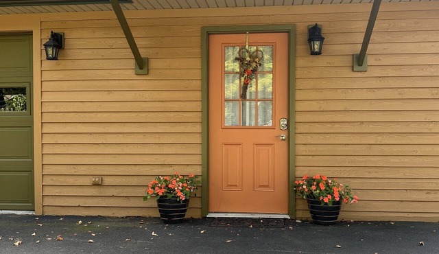 Lakeside Suite - private guest house suite on Goodyear Lake