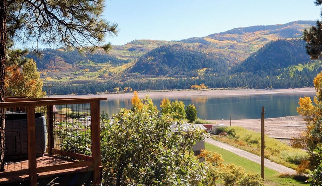 Lakeside Suite with Mountain View’s and Hot Tub