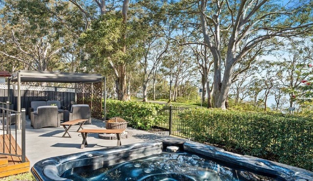 LAKESIDE SUNSET RETREAT