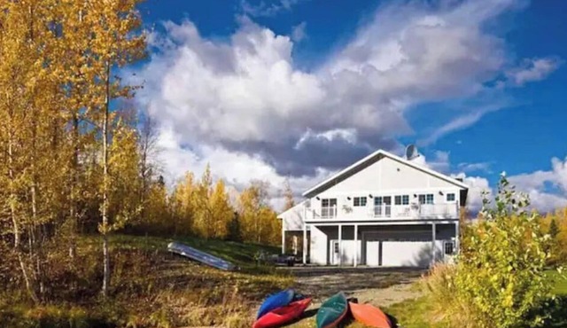 Lakeside three bedroom boathouse.
