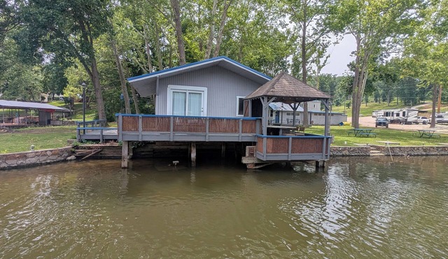 Lakeside Tiki Cottage-1 bedroom Studio cottage in delightful Gravois Mills