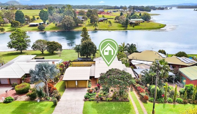 LakeSide Tinaroo- Lakefront Retreat with Private Pontoon, Water Activities & Stunning Views