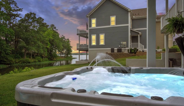 Lakeside townhome w/hot tub, fire pit & game room