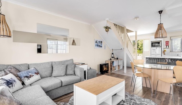 Lakeside Townhouse - 2BR Modern Townhouse l Lake Views l Balcony l Walking Distance To Town