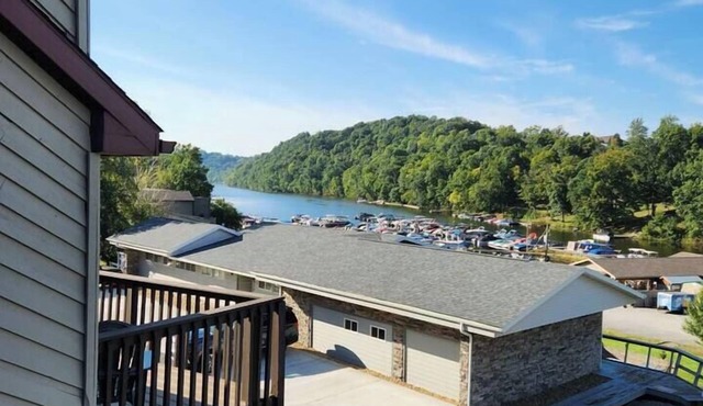 Lakeside Townhouse close to highways & town center