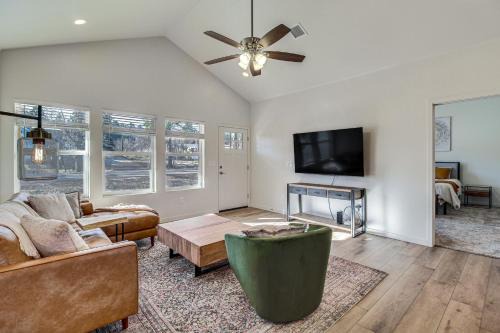 Lakeside Vacation Rental: 4 Mi to Show Low Lake!