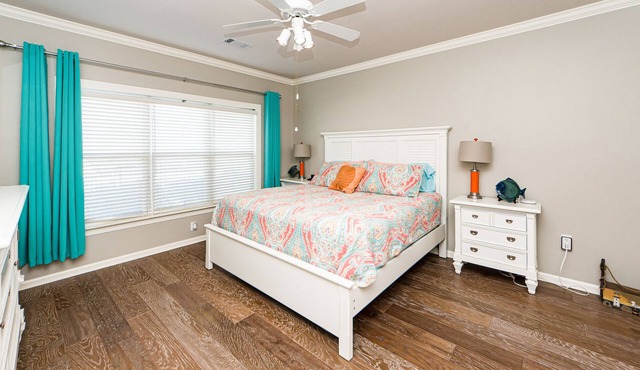 Lakeside vacationing close to golf courses, restaurants and boat rental company!