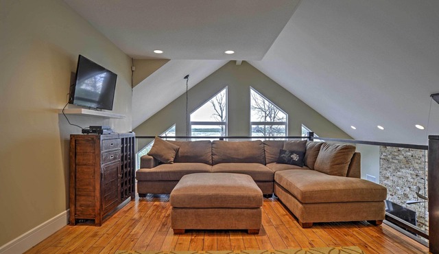 Lakeside Vanscoy Family Cottage w/Dock & Hot Tub!