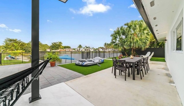 Lakeside Vibes Villa, Boat, Kayak, Foosball, Pool, & Ping Pong tables, BBQ, WiFi