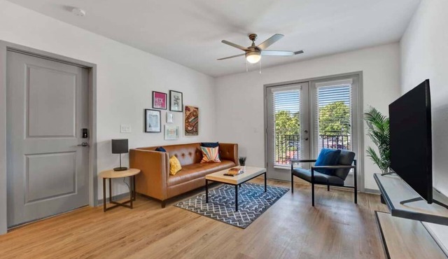 Lakeside Vibes | Walk to Dining + 5 Min to CU!