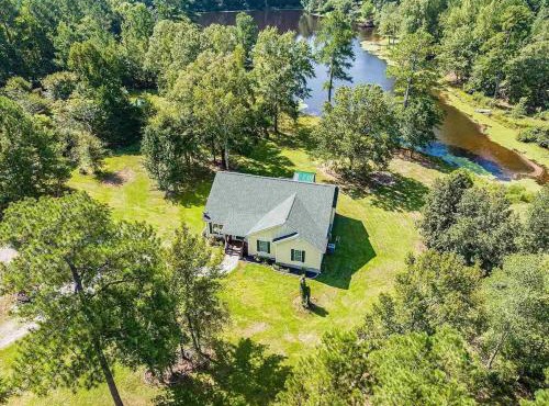 Lakeside Villa Retreat 5-Bedroom Oasis with 6 TVs 3-Acres of Waterfront Fishing & Canoe Adventures