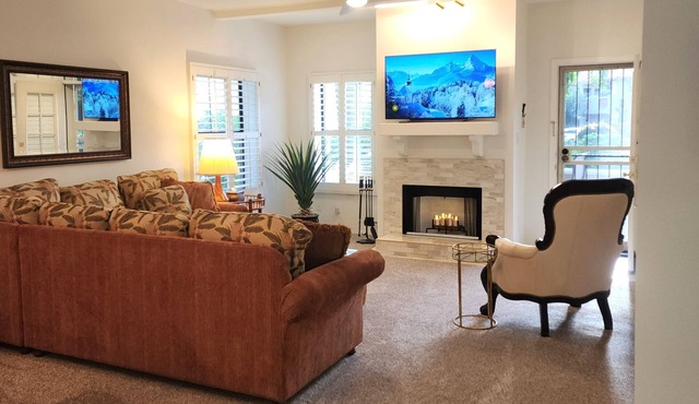 Lakeside Villas 2 bdrm McCormick Ranch Scotts. Walk to Mercado, High demand!