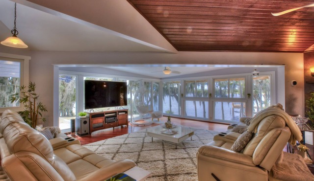 Lakeside w/private dock! Beaches 45 mins/Orlando MCO 1 hour/Ocala NF 15 mins