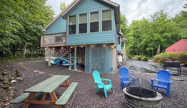 Lakeside Winter Poconos Retreat - 3 BR, Water Views, & Winter Activities