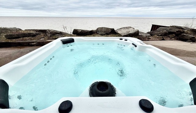 Lakeside Zen Spa Retreat - Sauna, Jacuzzi, Massage Chairs, Red Light Therapy