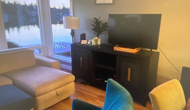 LakesideBreeze - cozy, serene, arcade room, hot tub